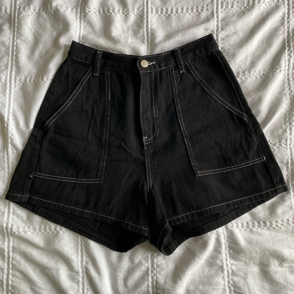 Black shorts with contrasting stitching - Picture 1 of 4